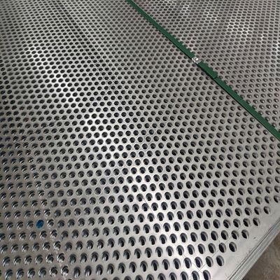 Carré trou 10 * 10mm plaque métallique 45mm hauteur anti-dérapant caractéristique pour des solutions de revêtement de sol robustes