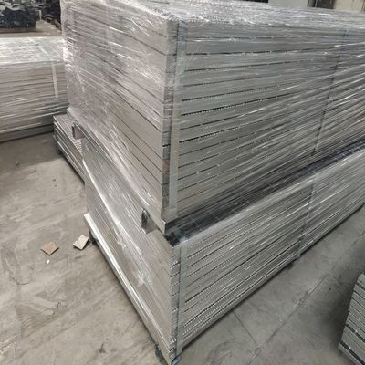 Technologie de soudage Machine de soudage sous pression Rastre d'acier industriel 30 mm Barre de roulement espacement Barre plate