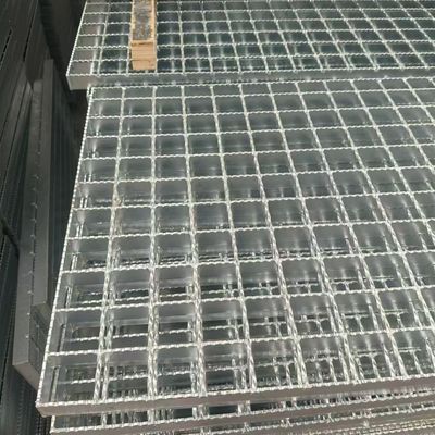 La surface est une grille en acier argent serré avec une bonne connexion