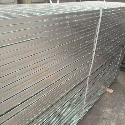 Avec des propriétés de vent et antidérapant, la structure est stable et peut être personnalisée grille d'acier argenté de taille