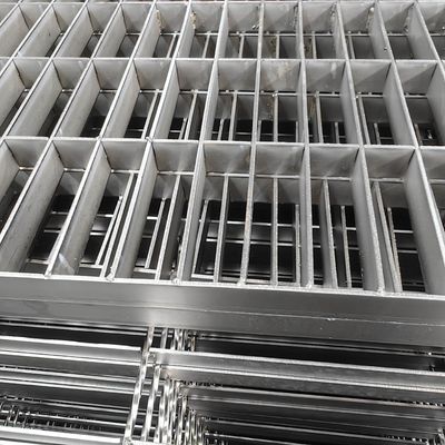 Grille en acier industriel moderne en argent avec espacement de barre plate de 30 mm