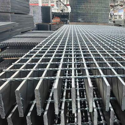 Grille de sol en acier industriel soudé sous pression par machine avec une surface lisse et brillante