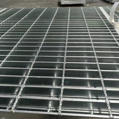Grille de sol en acier industriel soudé sous pression par machine avec une surface lisse et brillante