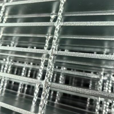 Barre de roulement en argent lisse galvanisée Grille en acier plat avec barres transversales de 3 mm