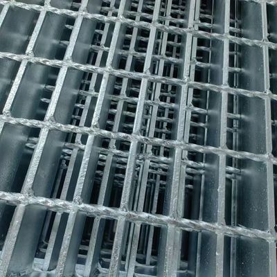 Grille en acier industriel moderne avec une finition galvanisée chaude brillante et lisse