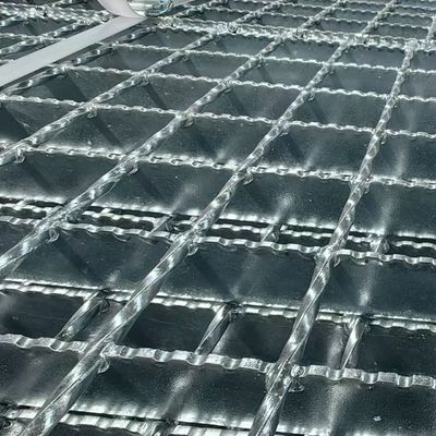 Les grilles d'acier industriel modernes brillent à la surface