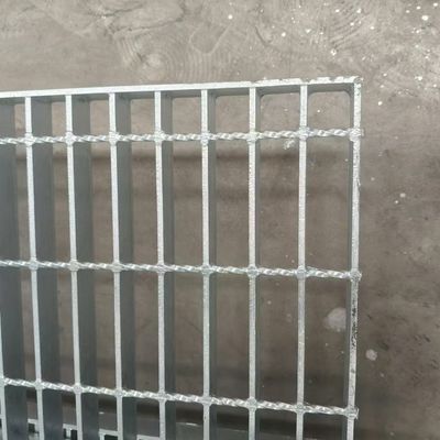 Des tapis de grille en acier anti-fatigue améliorent le confort et la sécurité des travailleurs dans les milieux industriels