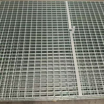Grille en acier à haute visibilité avec bords de sécurité améliorant la sécurité sur le lieu de travail