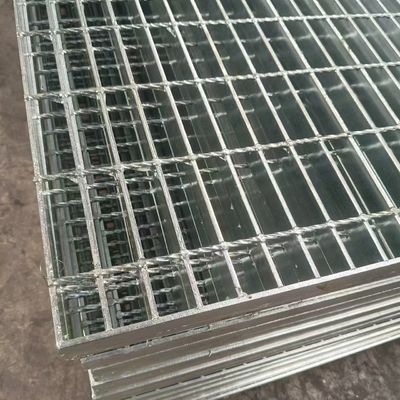 Grille en acier résistant au glissement avec motif diamanté: assurer un pied stable