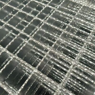 Des grilles d'acier récoltées: un projet rustique et industriel unique