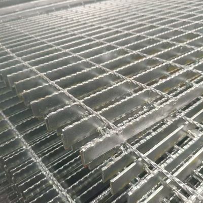 Des grilles en acier de haute qualité: durables, résistantes aux glissements et faciles à entretenir