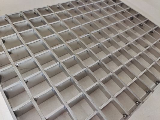 30 mm roulement de barres d'aluminium ouvertes grille de maillage ouvert résistant à la corrosion pour l'industrie 900x3000mm
