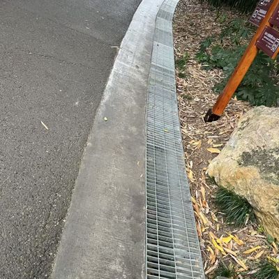 soudés commerciaux grille en acier à barres plates avec 30 mm d'espacement entre les barres de roulement