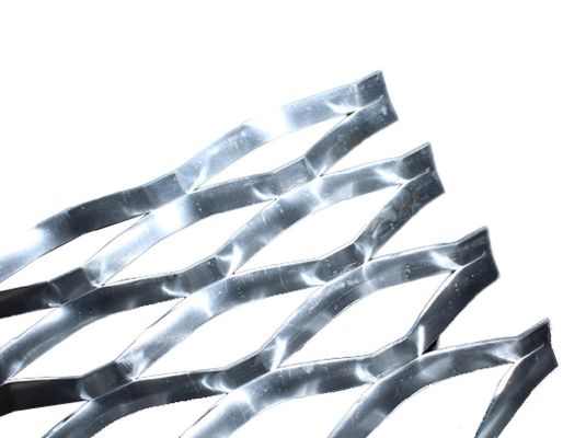 La tôle étendue est une solution durable polyvalente pour l'industrie et la construction.