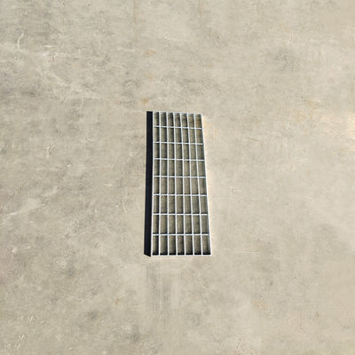 0.3-0.8mm Steel Step Tread Grating G303-30-100 Corrosive Environment Safety Steps