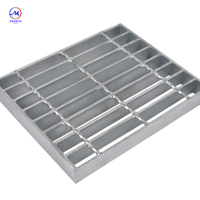 Réglage de la grille de la passerelle en acier tordu de qualité Q345 pour des performances de drainage durables