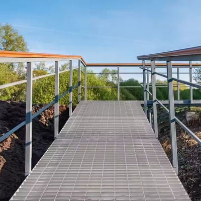 Réseau de grille à barres plates de qualité Q235 pour un débit d'air et de lumière optimal dans les environnements industriels