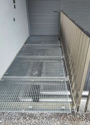 Plateforme de grille en acier de type barre plate non glissante de qualité Q345 pour une solution de revêtement de sol sûre et durable
