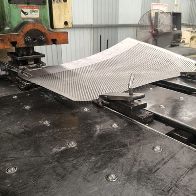 Longueur 3000 mm Feuille perforée métallique en noir pour environnements lourds et à température