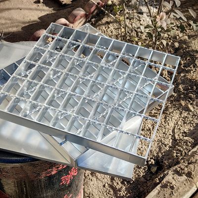 Grille en acier antidérapante de 3-10mm d'épaisseur, traitement de surface galvanisé à chaud