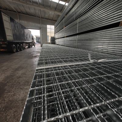 Méthode de production de grille en acier soudée sous pression avec verrouillage par pression pour caillebotis industriels en acier sur mesure