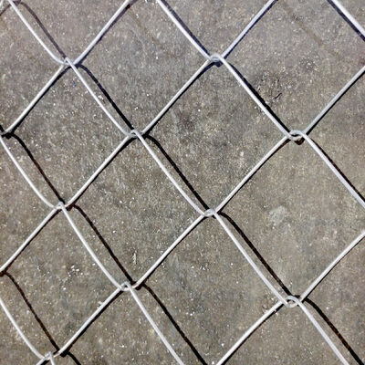 Clôture en grillage polyvalente avec options de taille de maille et d'épaisseur flexibles offrant des performances de sécurité et de ventilation