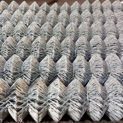 Clôture en grillage métallique dotée d'une maille métallique durable avec des trous uniformément répartis assurant une excellente compression et performance de traction