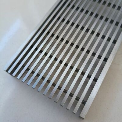 Grille à barres dentelées en acier inoxydable 316L avec protection contre la corrosion par l'eau salée et taille personnalisable pour les plateformes industrielles